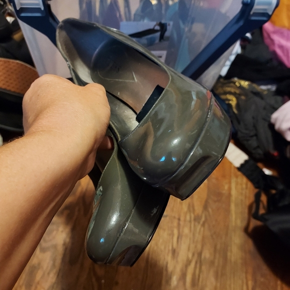 Grey Guess platform heels.  Size 10 - Picture 5 of 5
